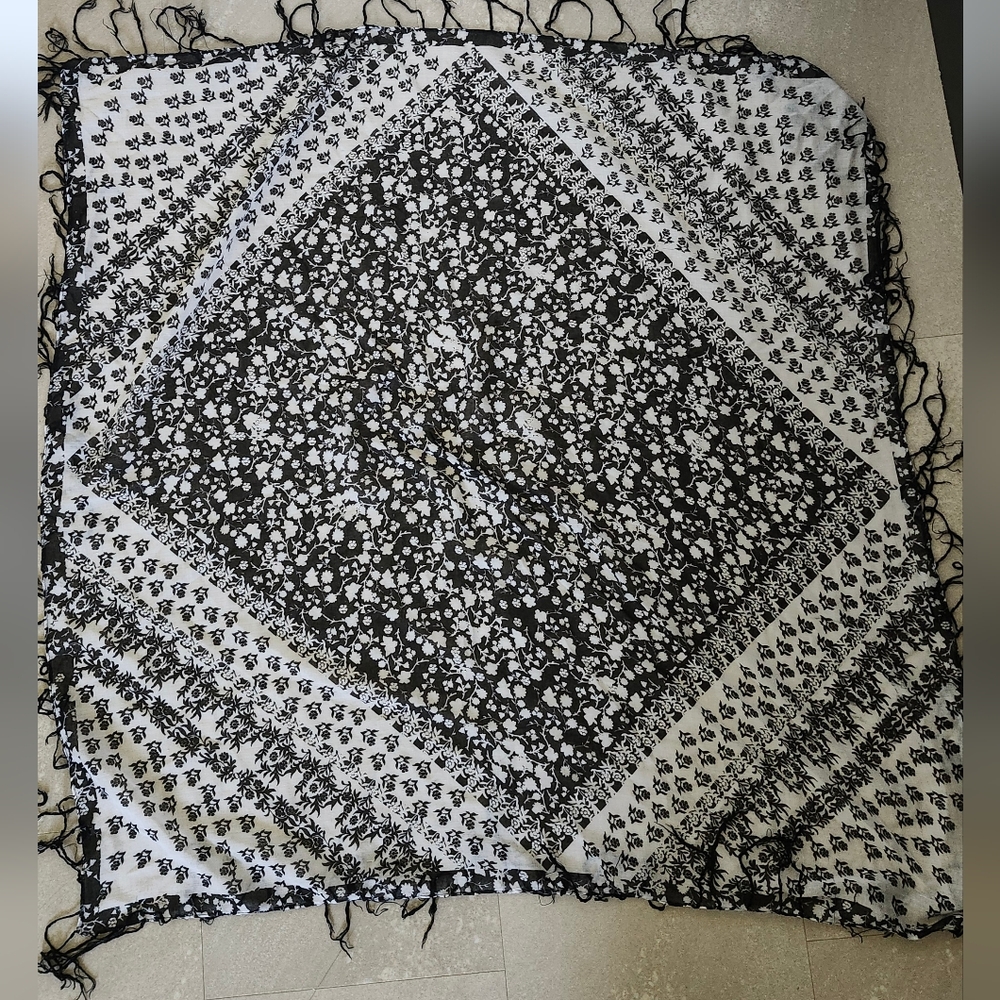 2For$5✨️H&M Monochrome Floral Scarf